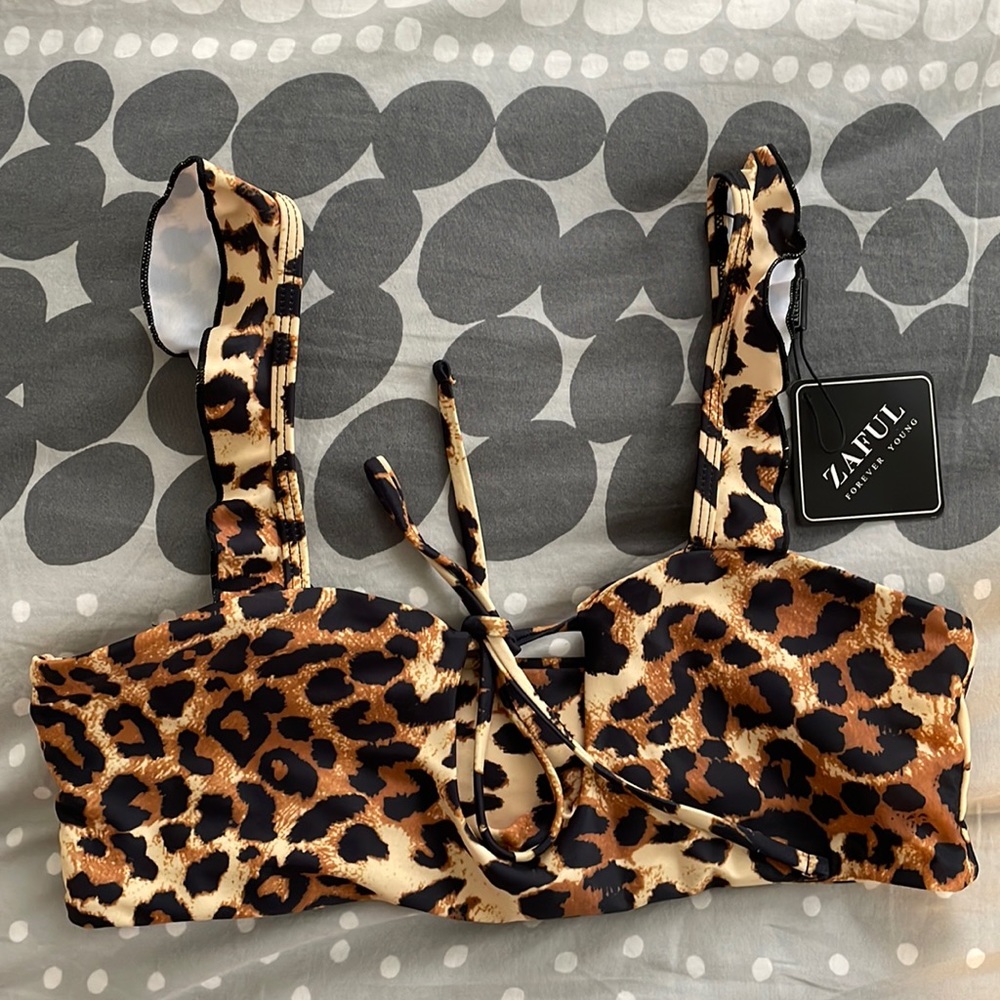 LEOPARD PRINT BIKINI TOP KEY HOLE WITH RUFFLES